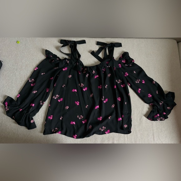 CECE long sleeve cold shoulder black with floral print blouse. L - Picture 2 of 5